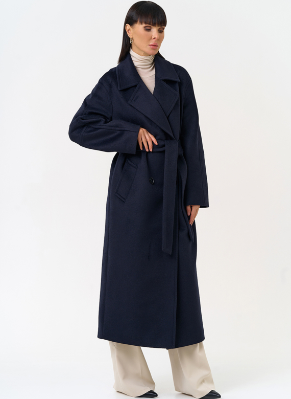 Женское пальто синего цвета с поясом