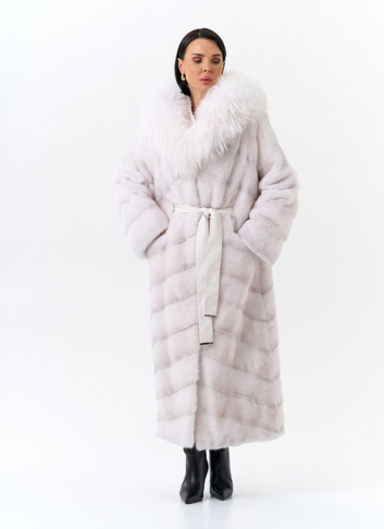 Белая шуба из меха норки с капюшоном из меха енота