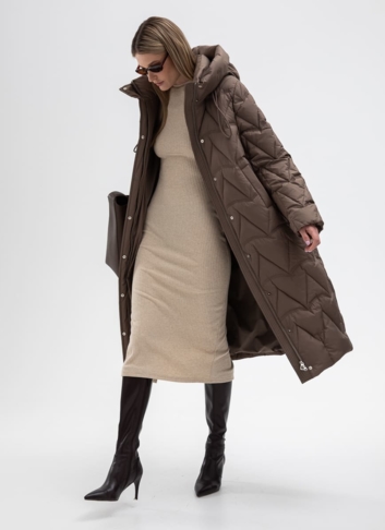 Женский пуховик коричневого цвета