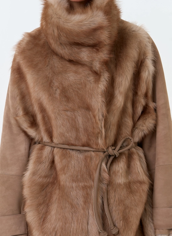 Женская дубленка из натурального меха с воротником стойкой фото