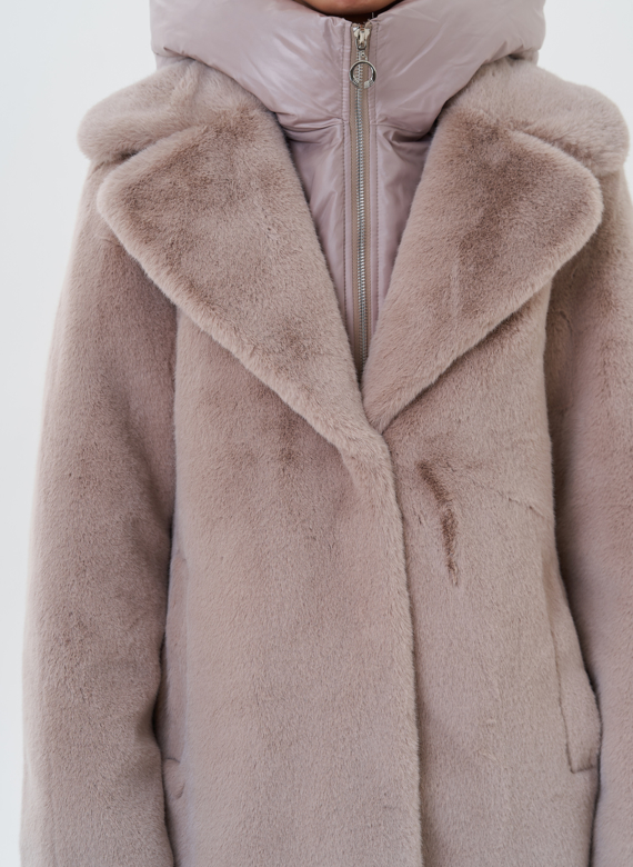 Женский пуховик из эко меха с манишкой