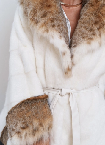 Женская белая шуба из меха норки с отделкой из меха рыси фото