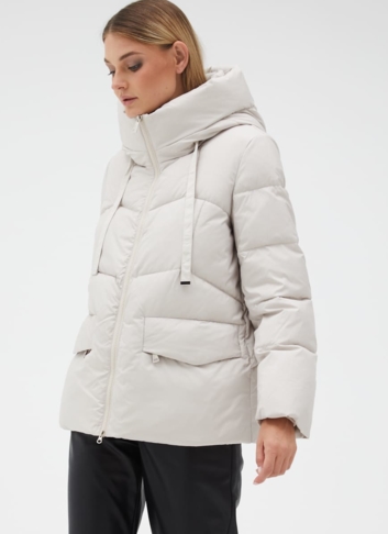 Женский светлый пуховик с капюшоном