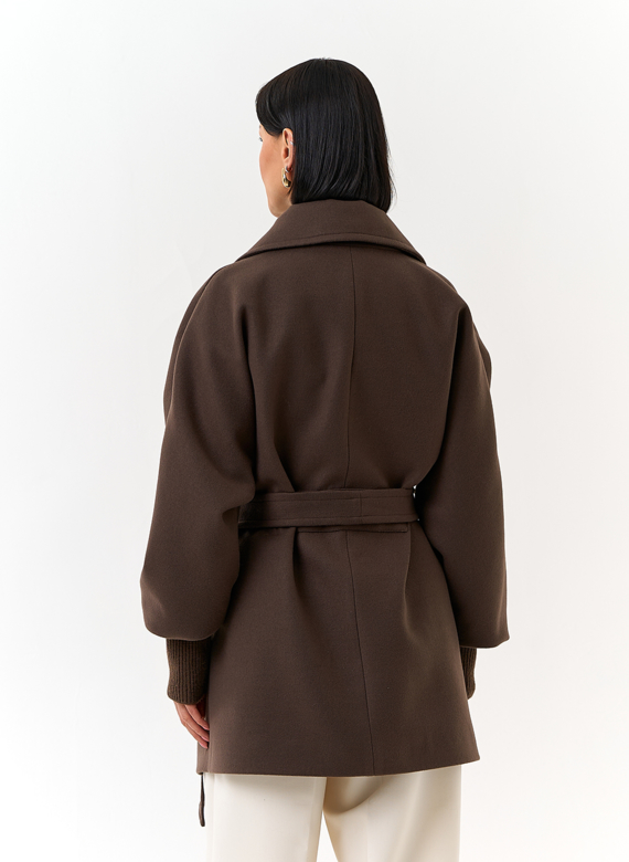 Женское укороченное пальто с декоративными молниями