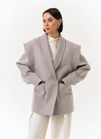 Женское укороченное пальто с акцентными плечами