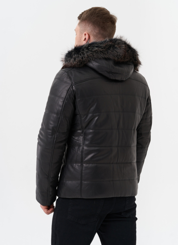 Пуховик из натуральной кожи с капюшоном из меха енота