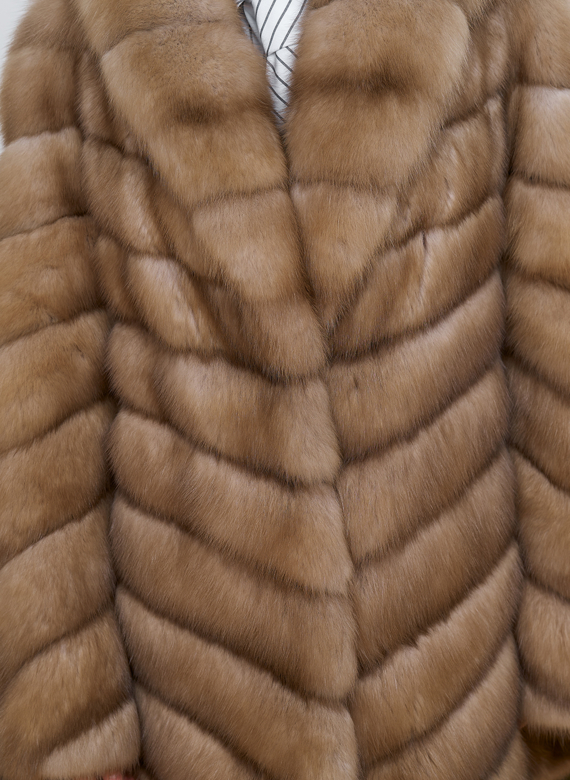 Женская шуба из куницы с воротником шаль