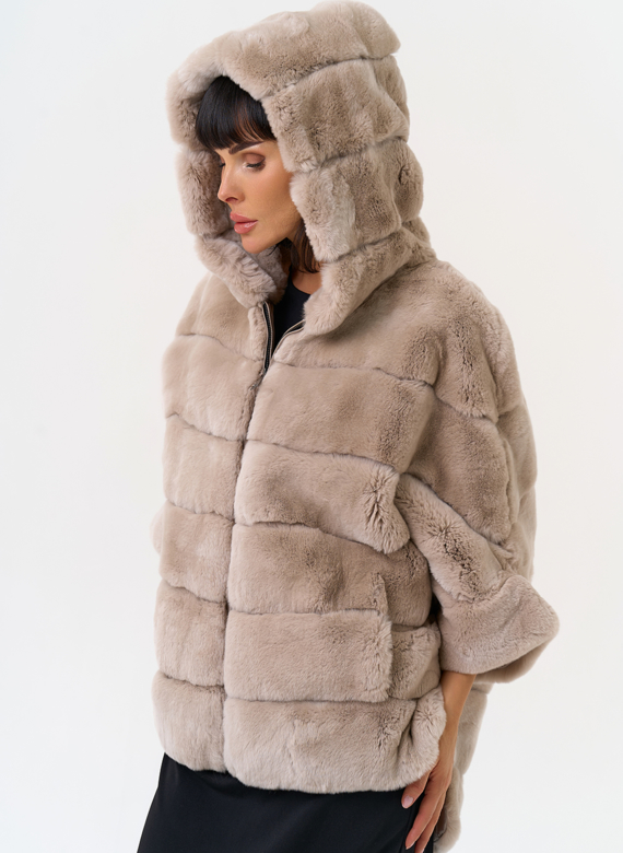 Короткая шуба из меха кролика с капюшоном