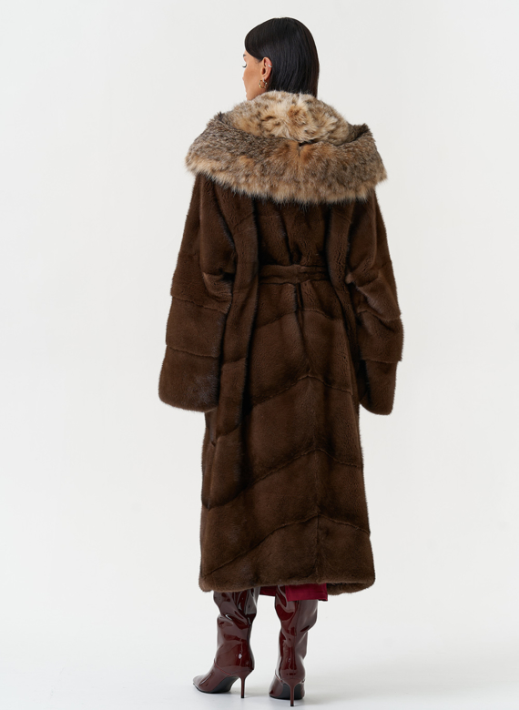 Женская шуба из меха норки с капюшоном из меха рыси