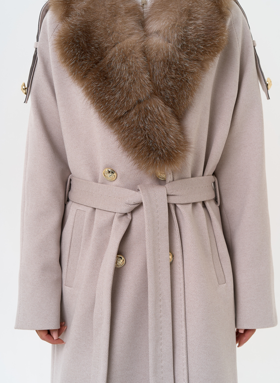 Утепленное женское пальто с английским воротником из меха фроста
