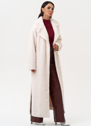Женское пальто из эко меха молочного цвета