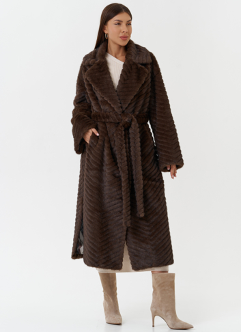 Пальто из эко меха с английским воротником