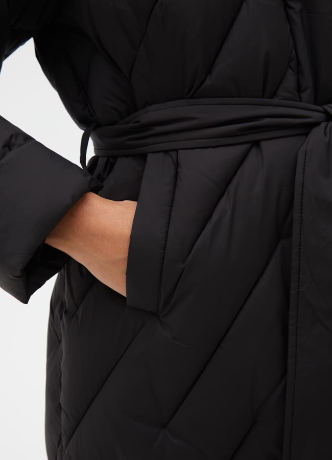 Женский пуховик черного цвета с поясом модель № 31120 универмаг малина