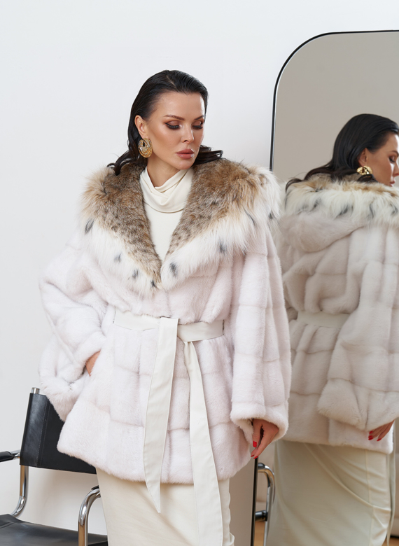 Короткая светлая шуба с рысью