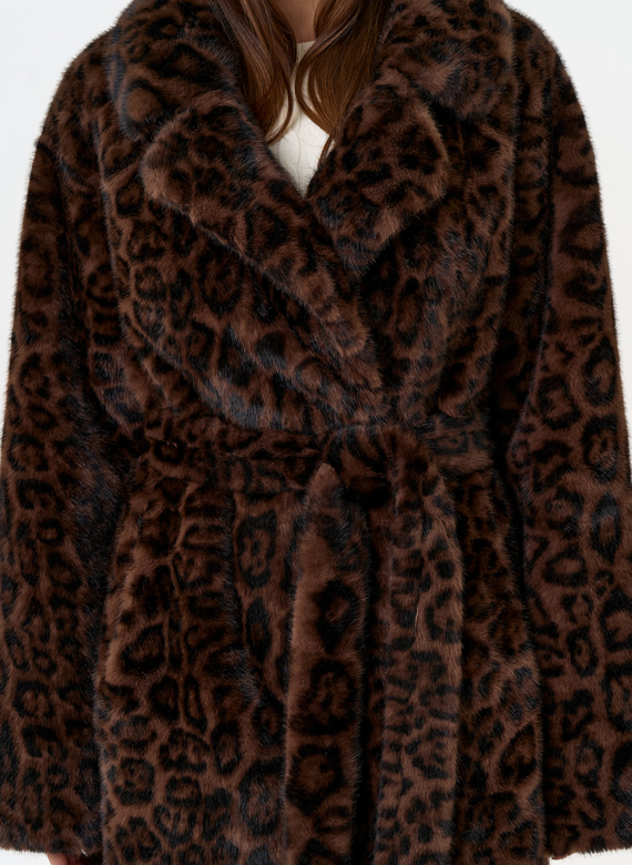 Длинная шуба из эко меха с анималистическим принтом