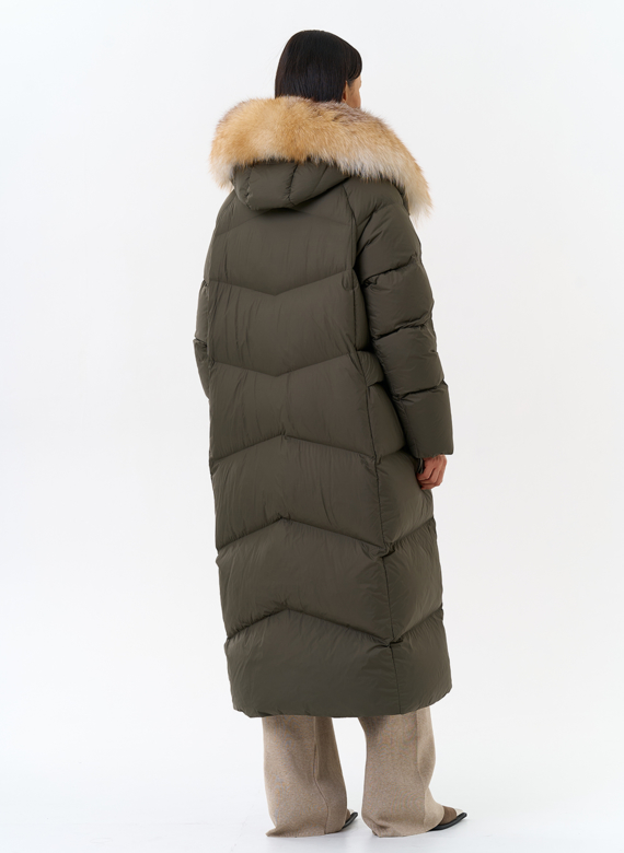 Женский длинный пуховик с отделкой из меха лисы