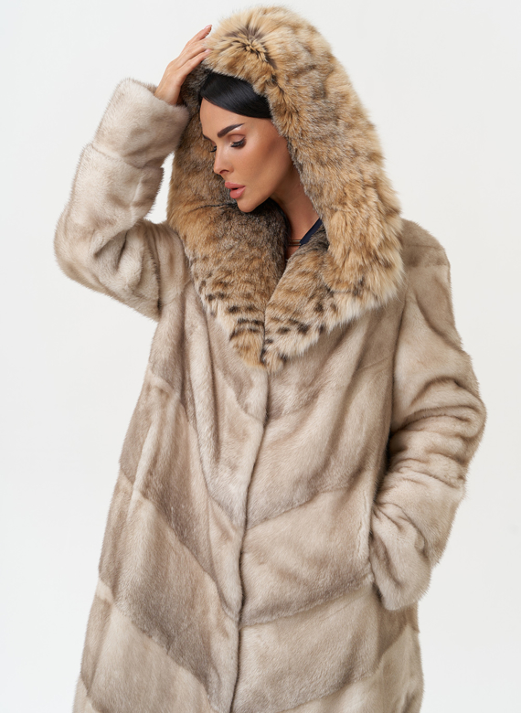 Женская шуба из меха норки с капюшоном из меха рыси